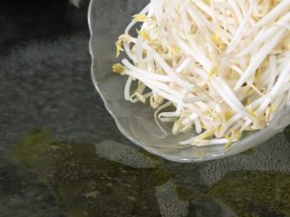 6、水煮鱼片,锅里放水，放入适量的盐、几滴油，水开后放入洗净的豆芽。