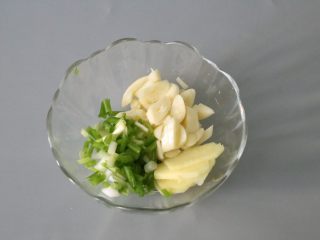 11、水煮鱼片,切好葱姜蒜备用。