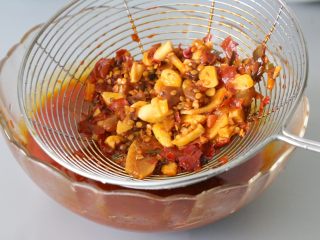 14、水煮鱼片,熬煮好后去渣留汤。