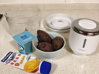 2、紫薯酸奶杯,炼乳随个人喜好，可放可不放