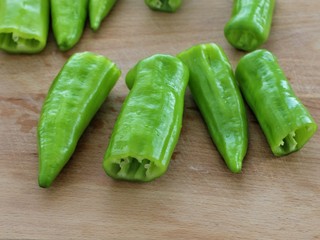 2、虎皮尖椒,尖椒洗净去籽去筋,这样就已经减掉一半的辣味了,再用刀从中间一切为二方便烹饪