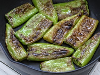 7、虎皮尖椒,待尖椒的两面煎成虎皮状盛出备用