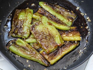 10、虎皮尖椒,倒入调好的酱汁