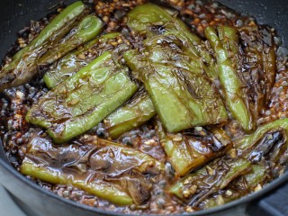 11、虎皮尖椒,小火煮至粘稠状态关火即可