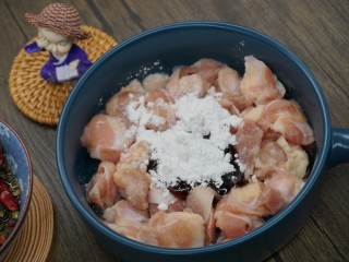 2、香辣鸡脆骨,放入玉米淀粉，蚝油，盐