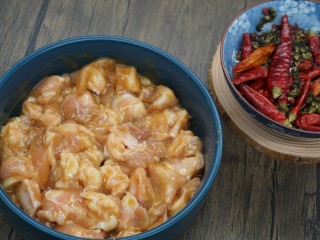 3、香辣鸡脆骨,搅拌均匀腌制1小时