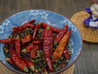 4、香辣鸡脆骨,凉水浸泡干辣椒和花椒