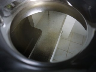 5、香辣鸡脆骨,锅中倒油