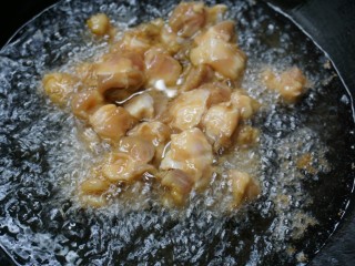 6、香辣鸡脆骨,油热加入鸡脆骨，不断地翻动