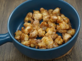 7、香辣鸡脆骨,炸至略微金黄捞起，放凉