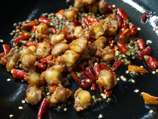 10、香辣鸡脆骨,倒入鸡脆骨