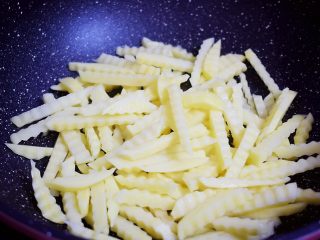 4、狼牙土豆,锅中倒入适量的食用油烧热，放入土豆条
