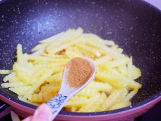 8、狼牙土豆,加入孜然粉