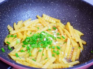 10、狼牙土豆,出锅前撒上葱花即可