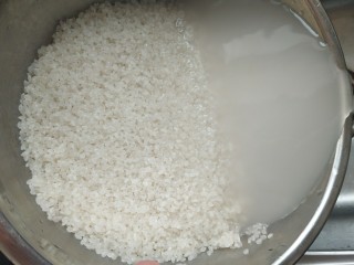 2、濑户风味香松饭团????,淘洗一遍,最多不超过三遍,要不然会营养损失40%以上。