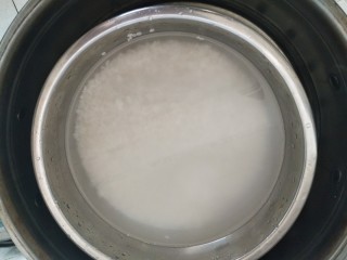 3、濑户风味香松饭团????,放入水,大约没过大米一指肚。上锅蒸30分钟。笨这样蒸出的米饭????受热均匀,比电饭煲做的好吃。蒸出来的米饭,晾凉备用。