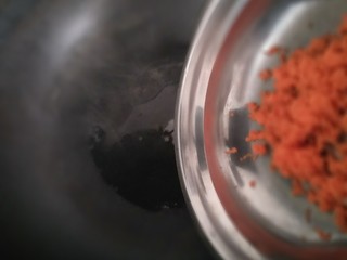 5、濑户风味香松饭团????,热锅凉油,放入胡萝卜碎,翻炒。