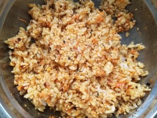 10、濑户风味香松饭团????,用手抓匀。