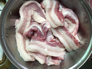 1、自制叉烧,五花肉去皮清洗干净，沥干水分。