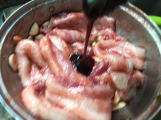 6、自制叉烧,倒入蚝油。