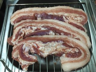 8、自制叉烧,放烤网上。