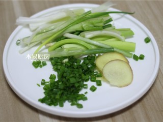 1、葱油鸡,小葱切段，一部分小葱的葱绿切末，姜切片，备用。