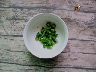 3、香辣虾煲,小米辣清洗干净，切成辣椒圈