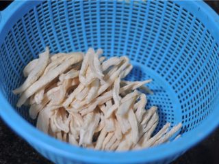 5、超级爽口的开胃萝卜干,将腌制好的萝卜放在太阳下晒至微微干