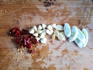 2、干锅肥肠,大葱斜刀切段，姜切片，大蒜一切二，干辣椒洗净切小段备用。