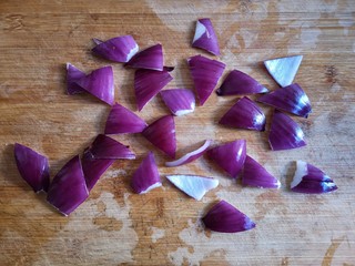 5、干锅肥肠,入大洋葱切滚刀片。肠煸至出油