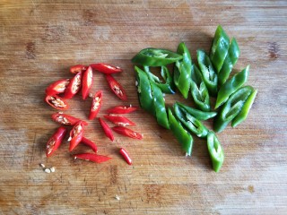 7、干锅肥肠,青椒，小米辣洗净后斜刀切段。