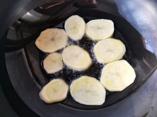 8、干锅肥肠,锅中适量油，比平时炒菜多一点就行，下土豆片中小火慢煎。