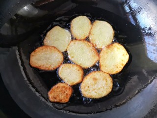 9、干锅肥肠,煎至两面微焦后即可沥油盛出备用。