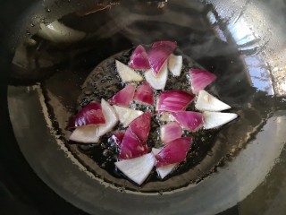 10、干锅肥肠,下洋葱煎一下沥油盛出备用。