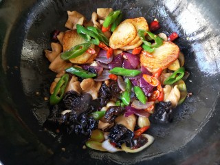 17、干锅肥肠,下入各种煎好的配菜。