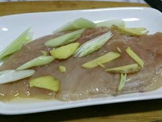 5、香煎嫩鸡胸,加入葱姜颜值15分钟~