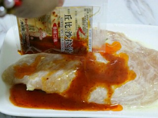 8、香煎嫩鸡胸,15分钟后,将香辣口味的酱料倒入~