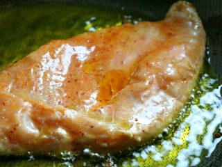 10、香煎嫩鸡胸,取出后,锅内就底油,放入鸡肉进行煎制,全程中小火,火大了鸡肉容易硬~