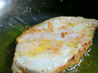 11、香煎嫩鸡胸,煎好一面再煎另一面,煎熟后即可出锅~