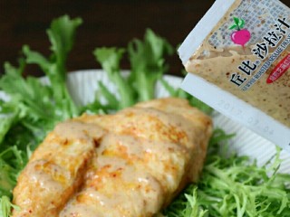 12、香煎嫩鸡胸,装盘后,淋上另一包沙拉汁,即可食用啦~快说是不是超级简单,别犯懒啦,赶紧做起来~