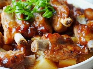 2、香酥排骨蒸土豆,成品的样子是不是很诱惑，很美味吧！馋不馋哈哈！????????????????