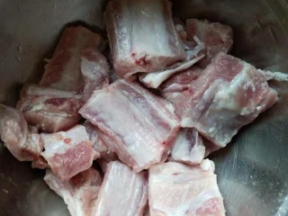 3、香酥排骨蒸土豆,排骨精修，把肥肉什么的剪掉，沥干水后，倒到干净的料理盆