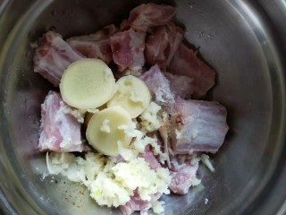 5、香酥排骨蒸土豆,2勺生抽，1勺子耗油，半勺老抽，半勺白糖，一1克细盐，白胡椒粉适量，五香粉适量，几片生姜，6个蒜瓣压成蒜泥，也可以跺碎，一起加入料理碗