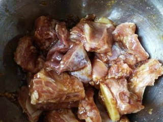 6、香酥排骨蒸土豆,抓拌均匀，静置约20分钟