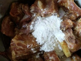 7、香酥排骨蒸土豆,然后加入2勺红薯淀粉，抓匀