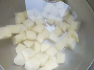 8、香酥排骨蒸土豆,土豆切拇指大小的小块