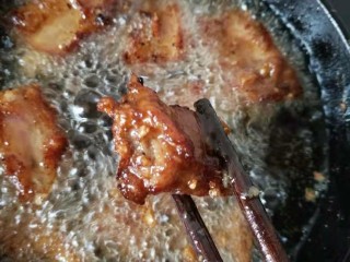 10、香酥排骨蒸土豆,成色如图，炸的过程中，排骨已经全熟，后面蒸是为了让排骨酥烂，而且蒸汽作用下，能沥出排骨中的油脂