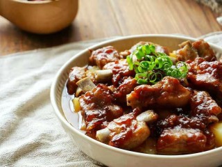 15、香酥排骨蒸土豆,撒上葱花，出锅