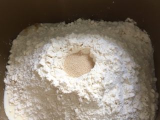 1、只需一发的葱香芝士包,除黄油外的材料放入面包桶一个和面程序