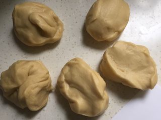 5、只需一发的葱香芝士包,切割成五等份